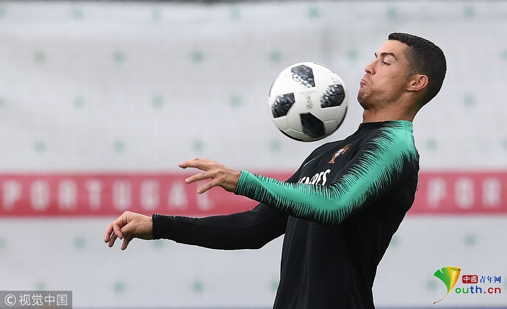 8世界杯前瞻:葡萄牙队训练备战 C罗胸部停球秀