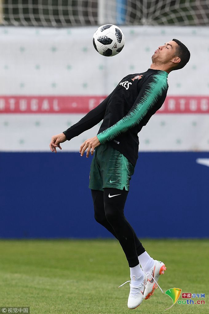 2018世界杯前瞻:葡萄牙队训练备战 C罗胸部停球秀球技