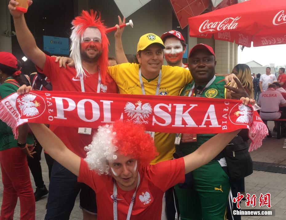 波兰对塞内加尔比赛即将打响 球迷场外预热