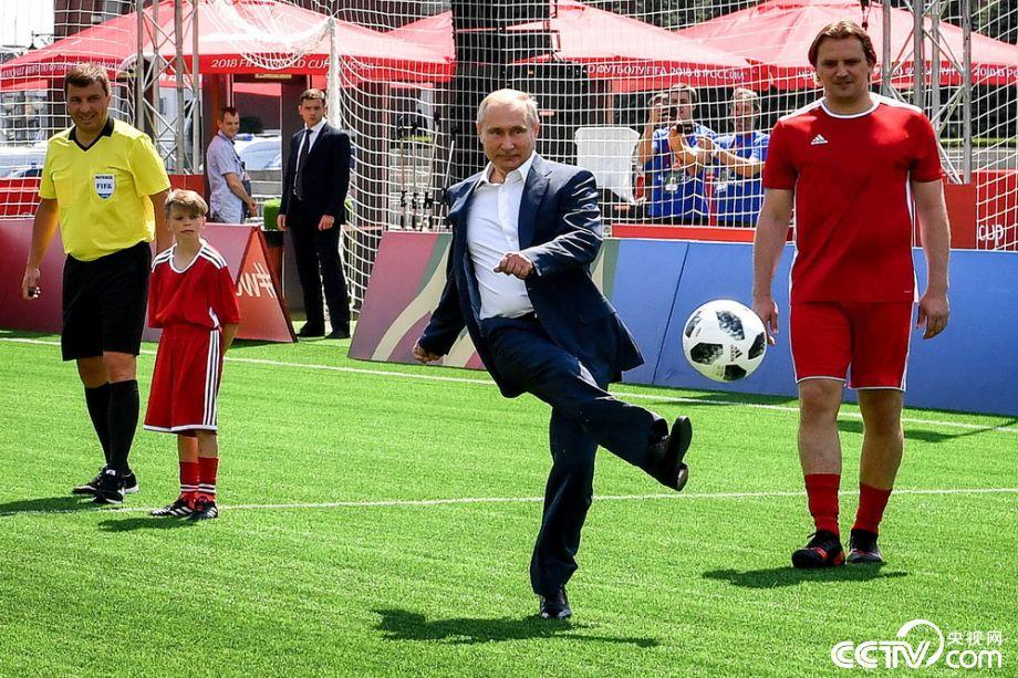 俄总统普京造访世界杯主题公园 飞脚大秀球技