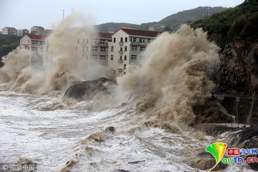 强台风玛莉亚来袭 浙江台州巨浪滔天