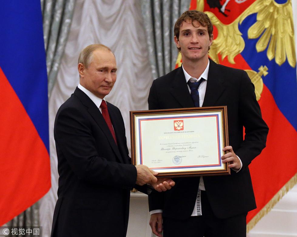 俄罗斯总统普京接见足球国家队并为其颁奖