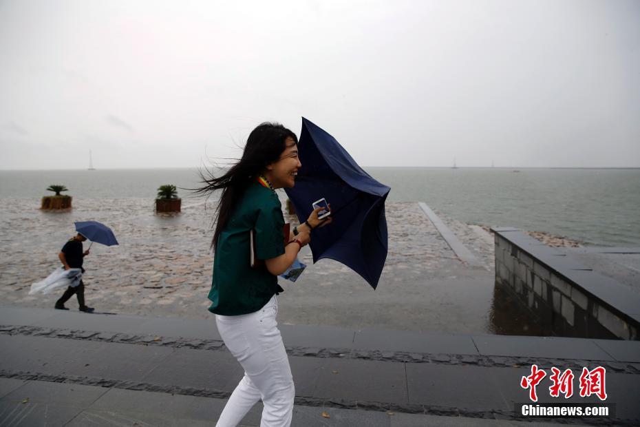 台风摩羯影响 上海遭遇狂风暴雨