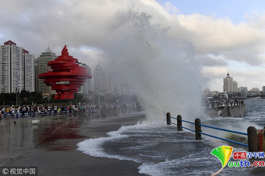 青岛受台风摩羯影响 海边巨浪拍岸