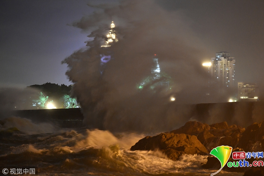 青岛受台风摩羯影响 海边巨浪拍岸