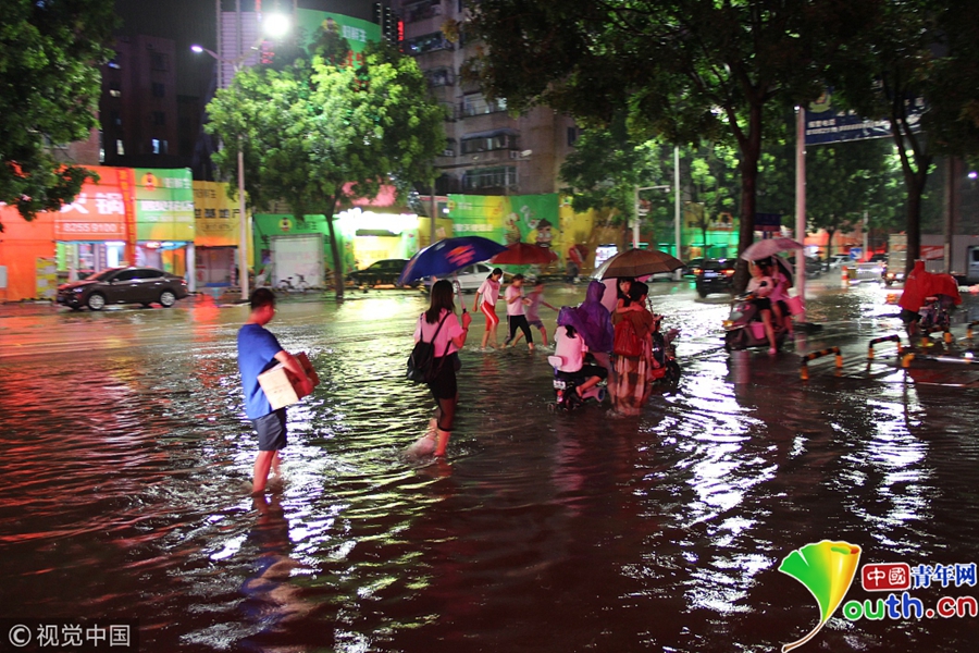 广东东莞:暴雨来袭部分路段出现水浸