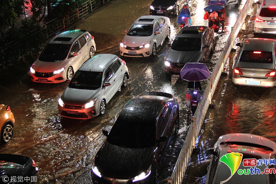 广东东莞:暴雨来袭部分路段出现水浸