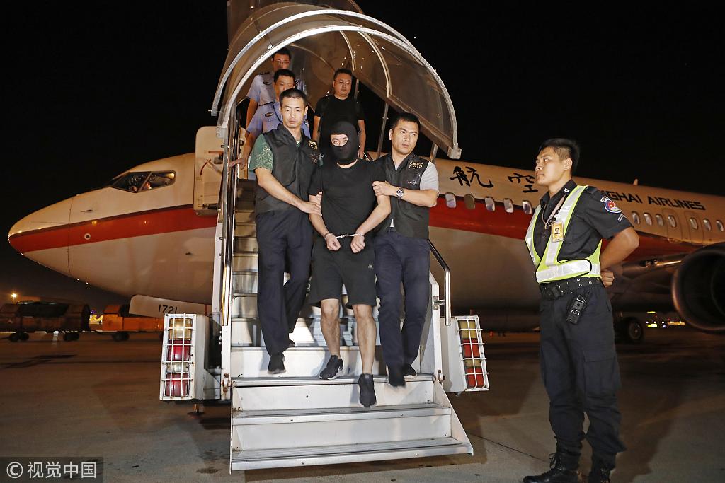 潜逃境外的阜兴集团董事长被上海警方押解回国
