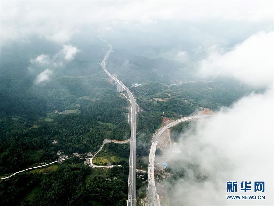 这是贵州织普高速织金东至普定路段(8月31日无人机拍摄.