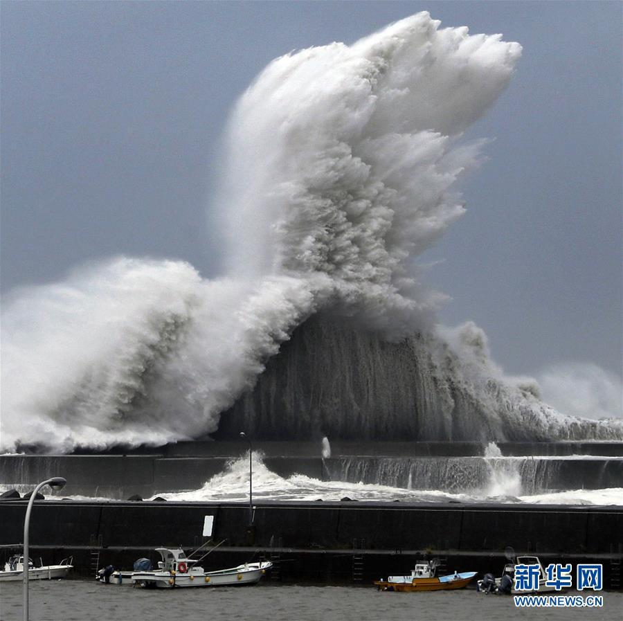 9月4日,在日本高知县,巨浪拍打海岸.