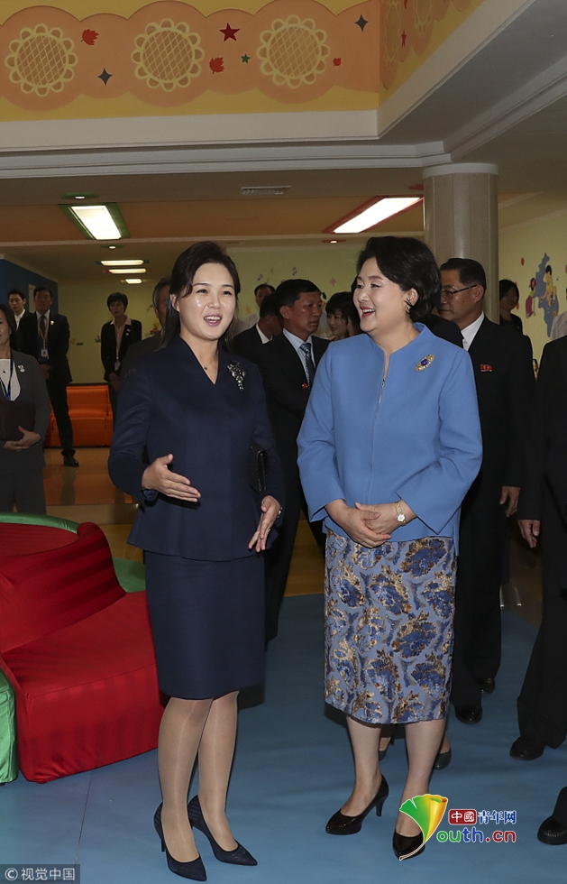 韩国总统文在寅夫人金正淑在朝鲜国务委员会委员长金正恩夫人李雪主的