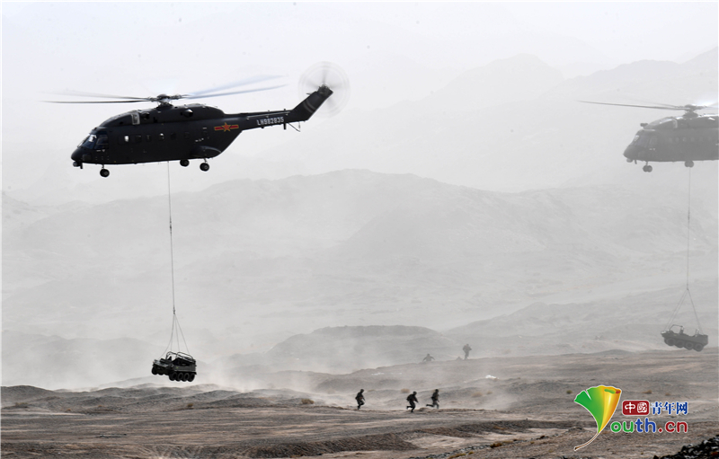 陆军练兵备战及转型建设集训中,某空中突击旅进行实兵实弹演练.