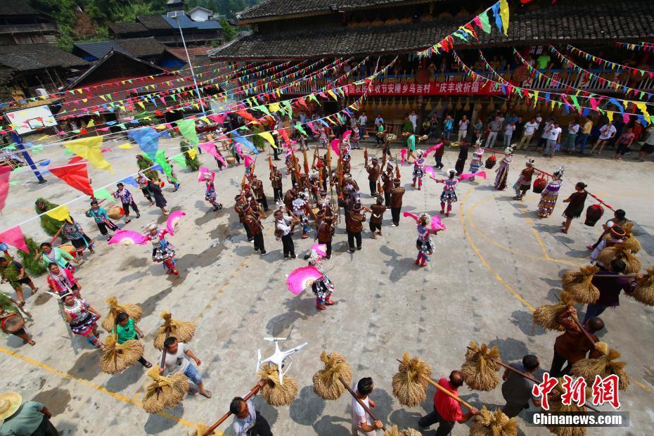 游客与当地的苗,瑶,侗等少数民族同胞欢聚一堂庆祝丰收节.