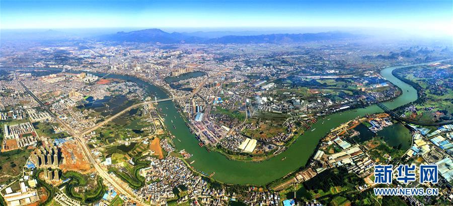 这是西江黄金水道上的重镇贵港市全景(3月9日摄,无人机航拍).
