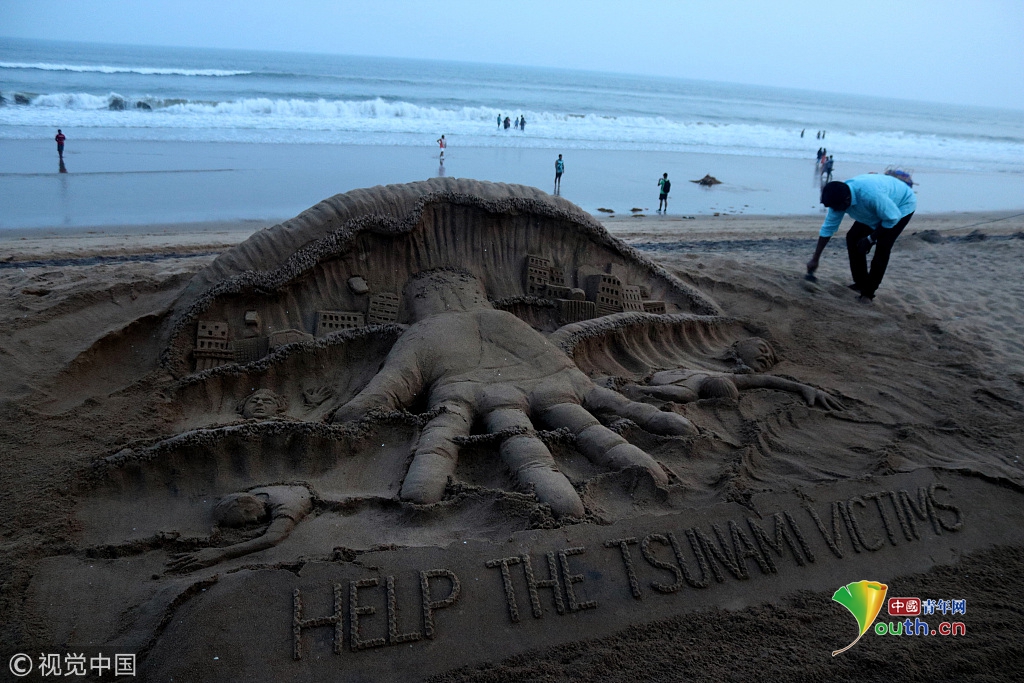 艺术家创作沙滩雕塑作品呼吁帮助印尼海啸受害者