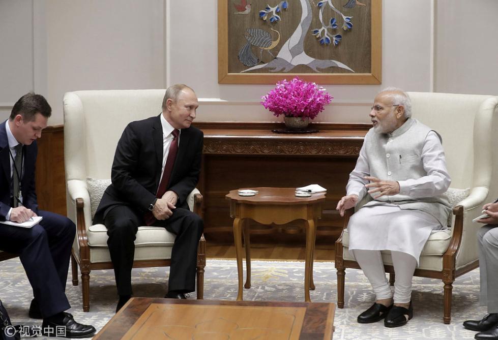 普京访问印度 被莫迪"熊抱"