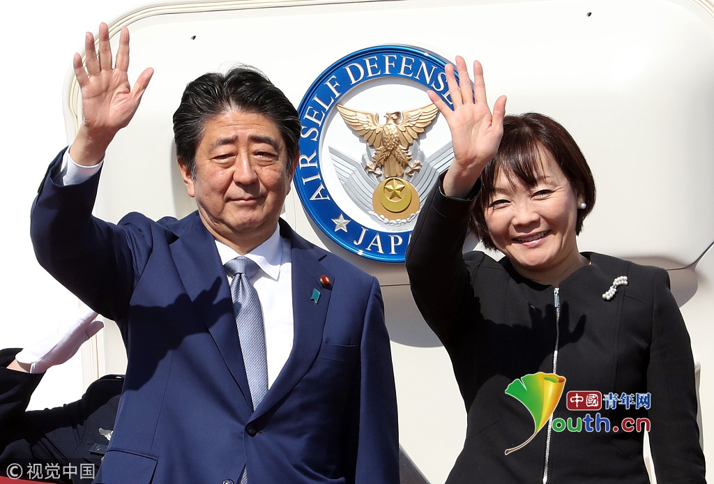日本首相安倍晋三夫妇启程访华