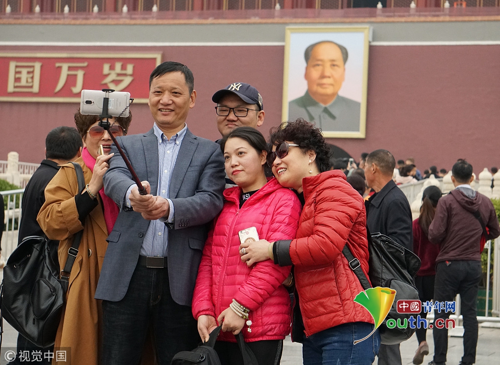 北京气温下降 游客着厚装在天安门游览拍照