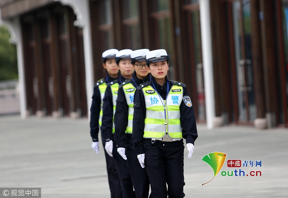 乌镇"最美"女交警为世界互联网大会护航 自成风景_新闻频道__中国青年