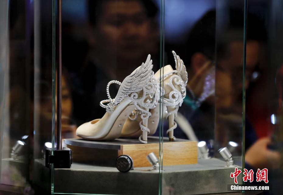 11月8日,在上海举行的首届中国国际进口博览会上,英国珠宝鞋吸引参观