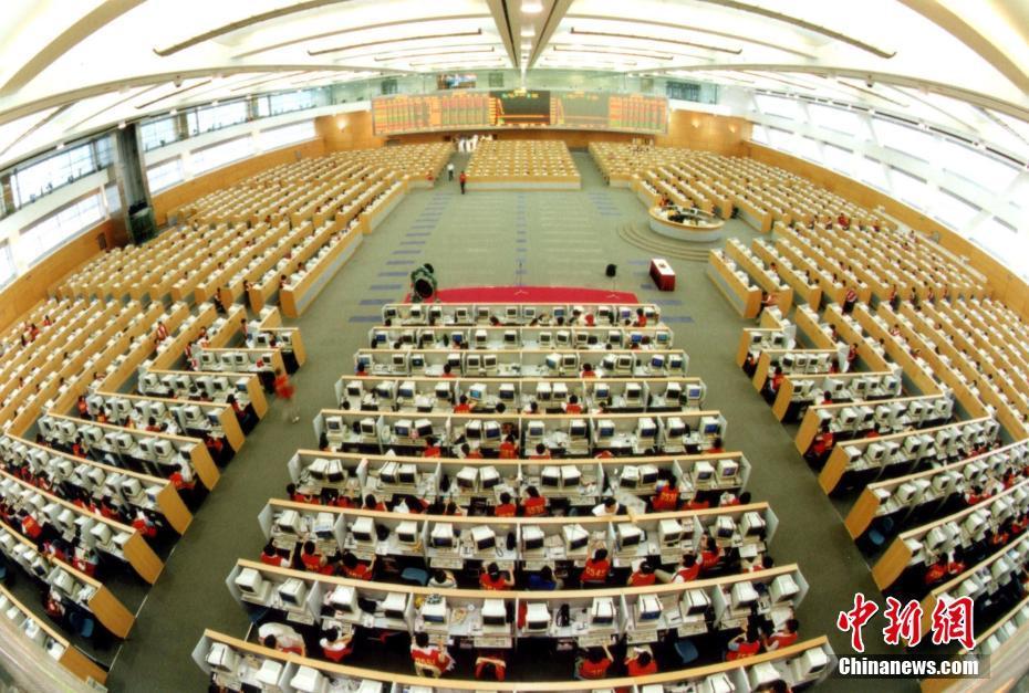 图为2002年,上海证券交易所加入国际交易所联合会.中新社发 徐汇 摄