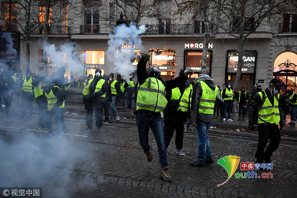 巴黎近万人参与黄背心抗议活动 620人被拘