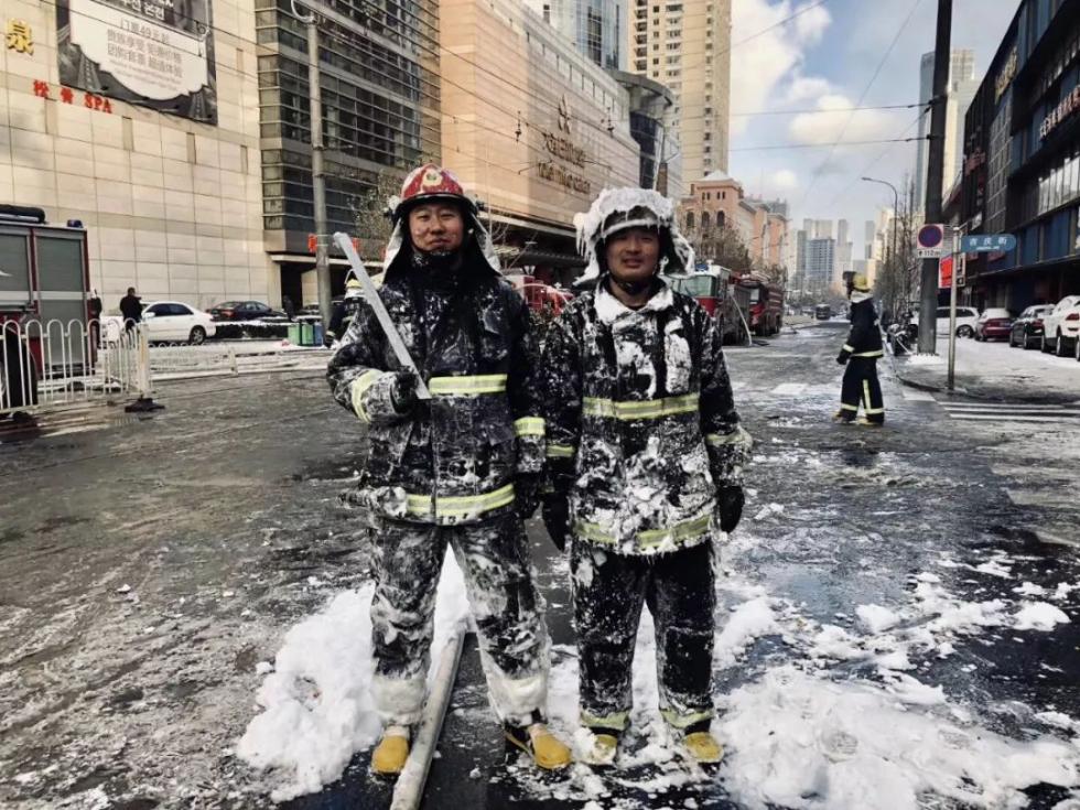 温暖了寒冬!大连消防员低温天救火全身结冰
