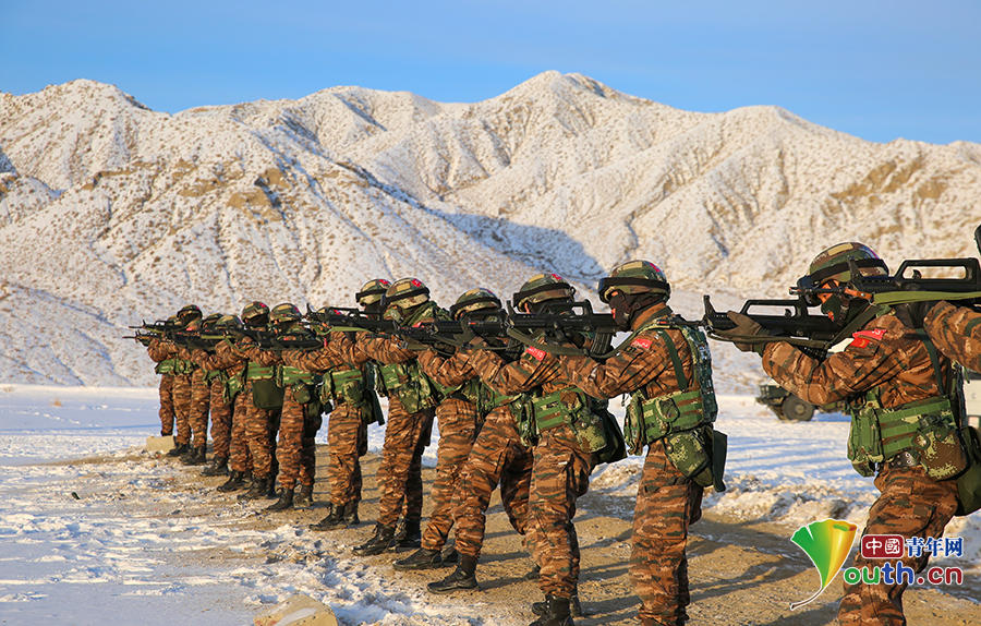 月 日,武警甘肃总队酒泉支队特战官兵正在进行射击预习训练.