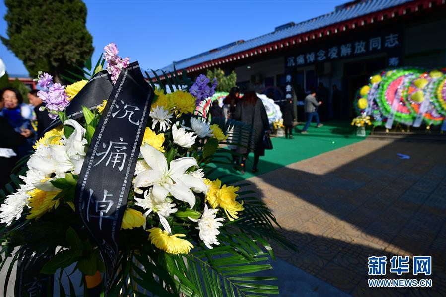 12月16日,各界人士来到河南南阳殡仪馆吊唁二月河.