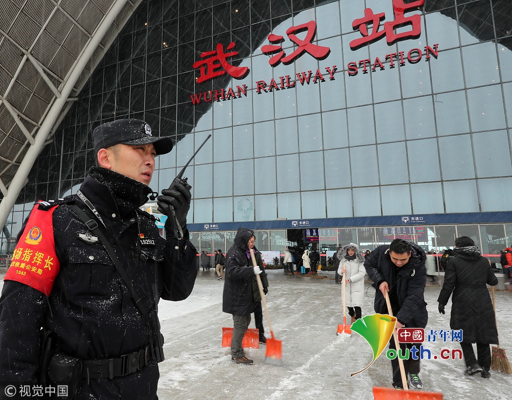 受大范围强降雪影响 武汉火车站高铁列车大面