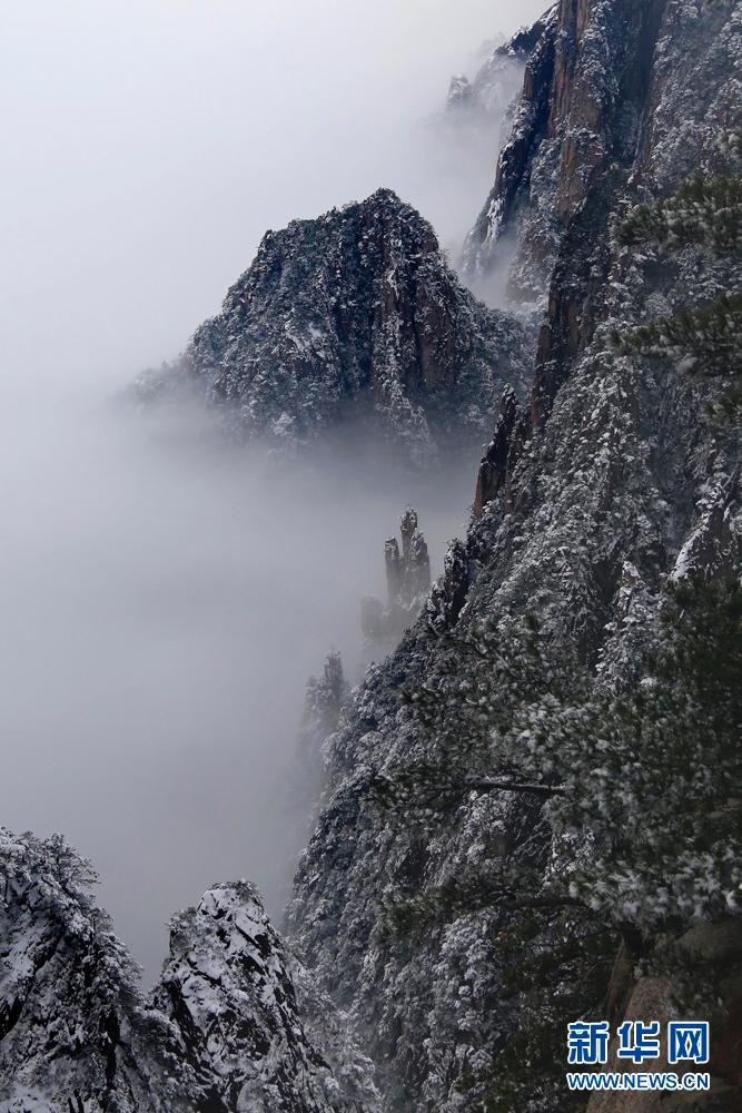 黄山:瑞雪凝雾景 祥云赋新诗