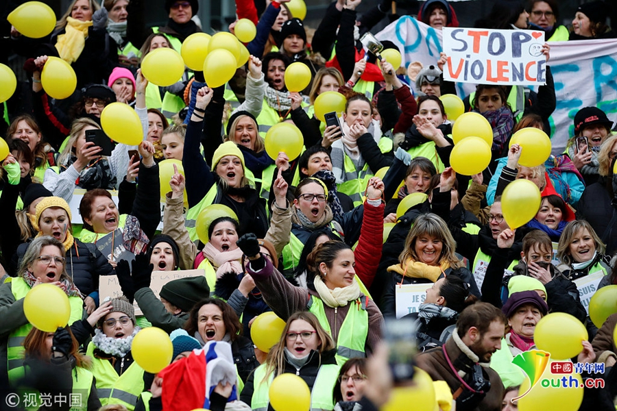 女性加入法国黄背心示威运动 街头跪地集会