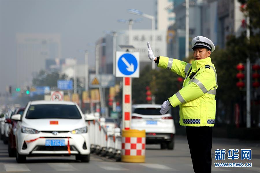 2月5日,交警在山东省枣庄市文化路指挥交通. 新华社发(孙中喆 摄)