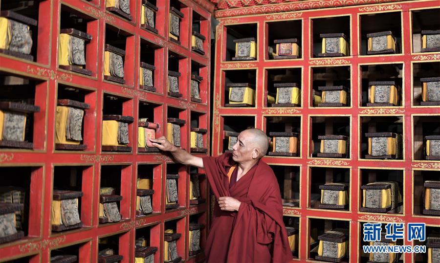 布达拉宫僧人在整理文献(2018年11月15日摄).