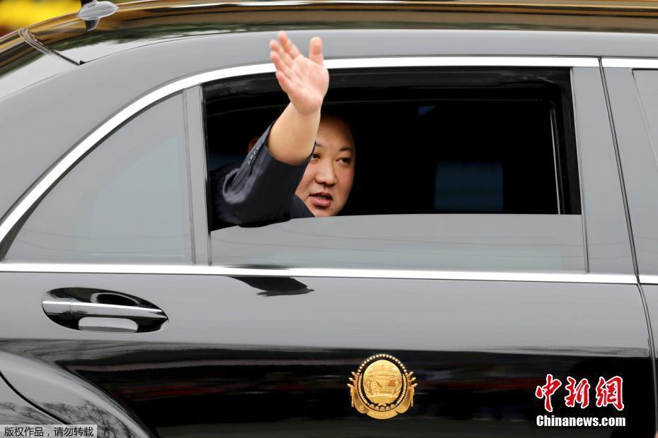 金正恩乘专列抵达越南 向迎接民众挥手致意