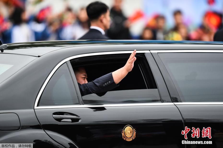 金正恩乘专列抵达越南 向迎接民众挥手致意