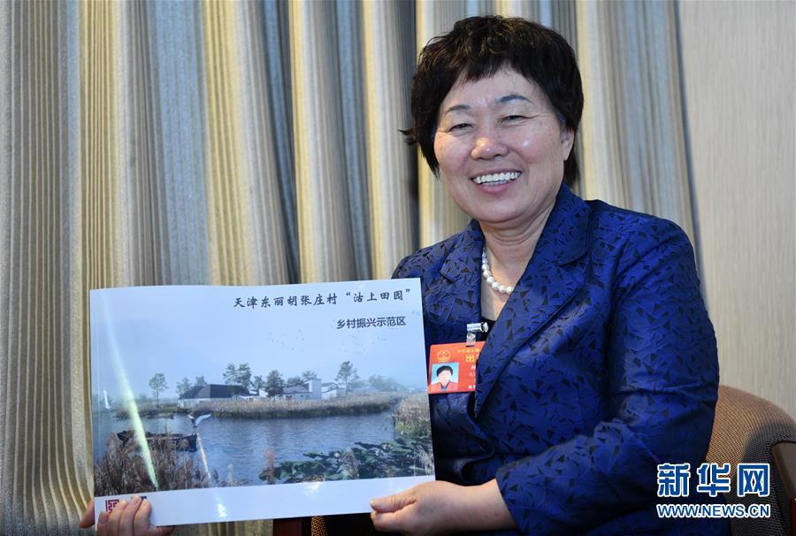 3月7日,杨宝玲在展示胡张庄村"沽上田园"乡村振兴示范区规划图册.