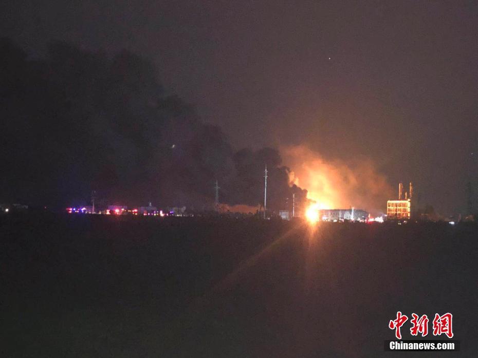 江苏盐城响水一化工厂发生爆炸 记者近距离探