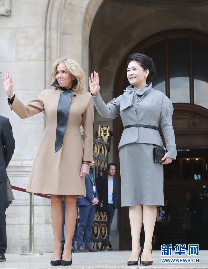 当地时间3月25日,国家主席习近平夫人彭丽媛在法国总统夫人布丽吉特