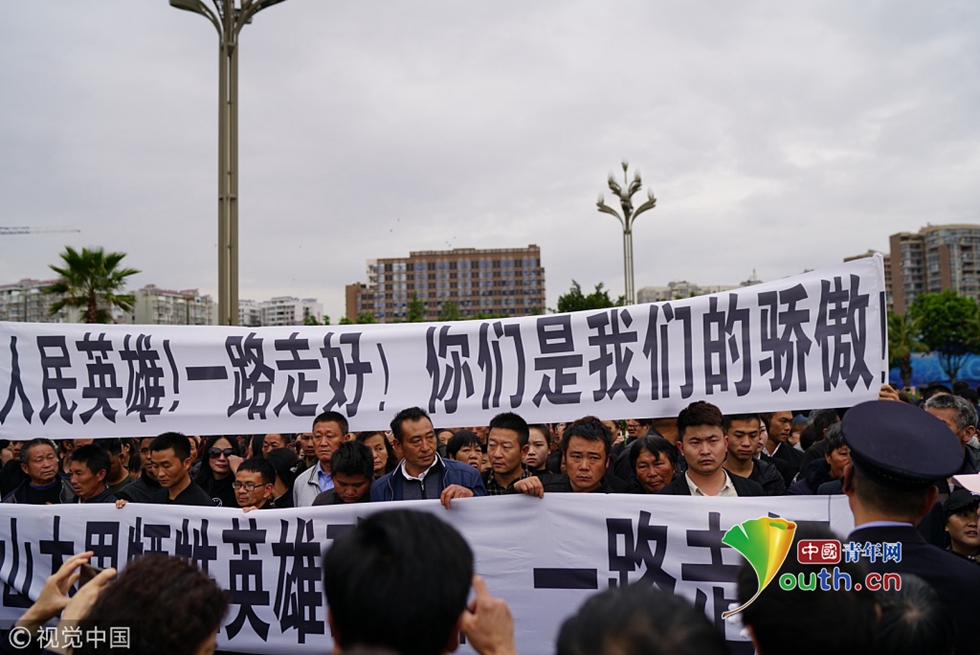 满城悲伤 众市民为木里森林火灾牺牲烈士送行
