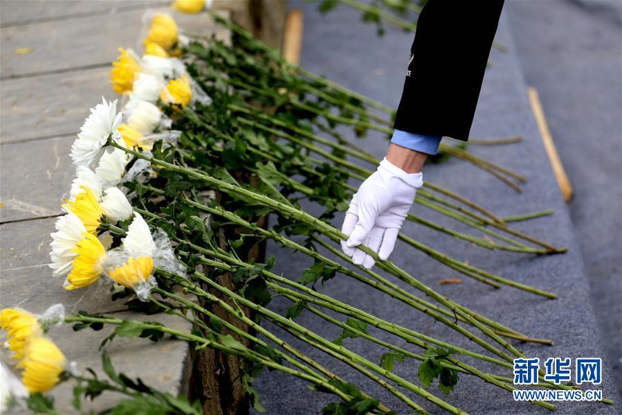 4月2日,在广西全州县湘江河畔,一名民警为在湘江战役中牺牲的英烈献花