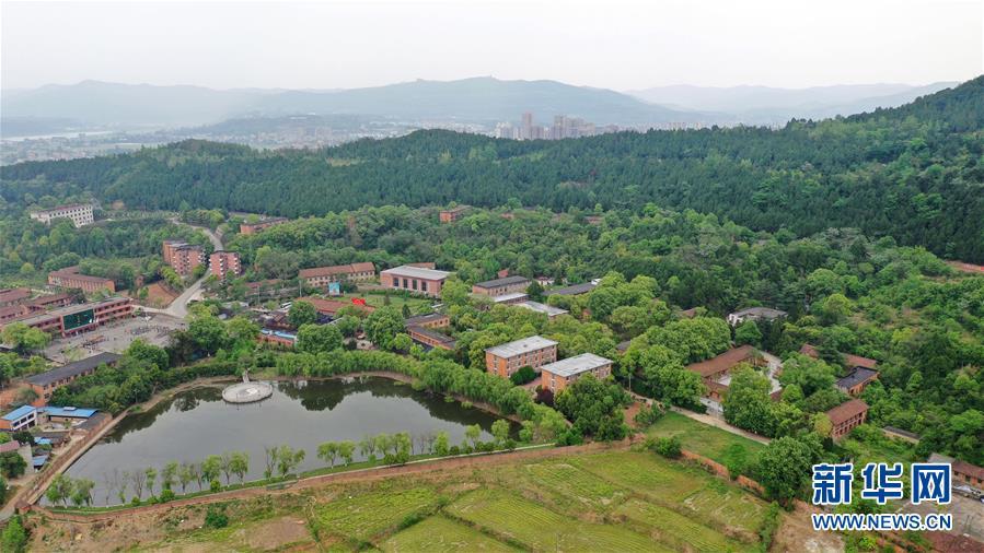 这是4月23日无人机拍摄的位于四川省绵阳市梓潼县长卿山的中国"两弹城