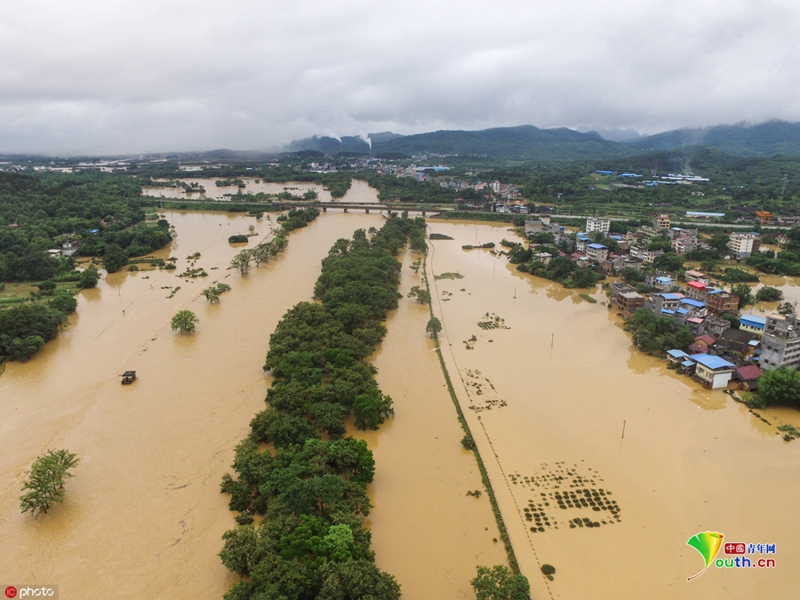 广西全州遭遇特大暴雨 航拍沿江两岸村庄农田洪水肆虐
