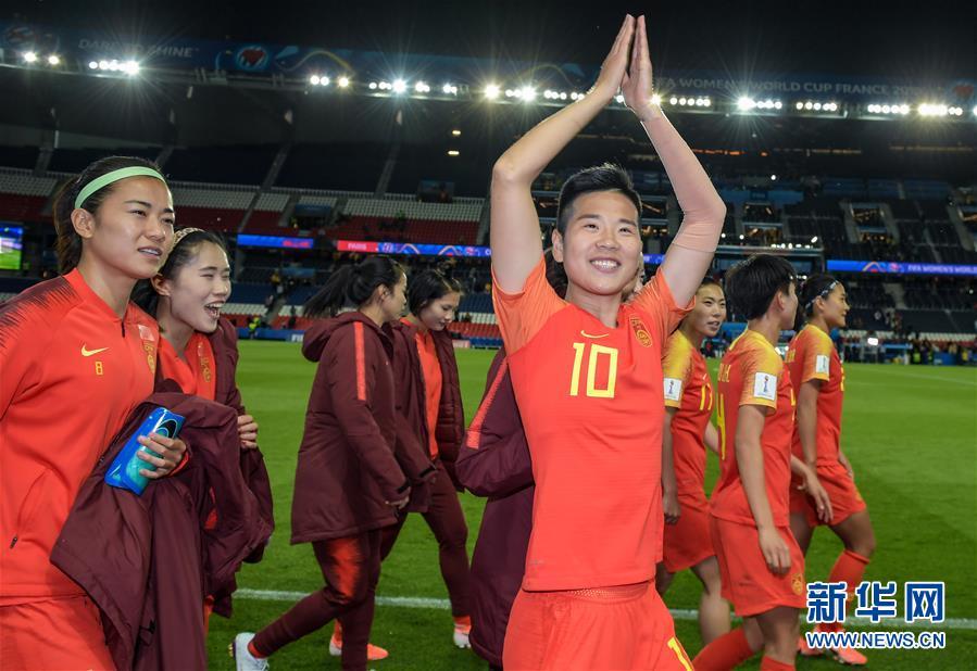 6月13日,中国队球员李影(前右) 与队友赛后向观众致意.