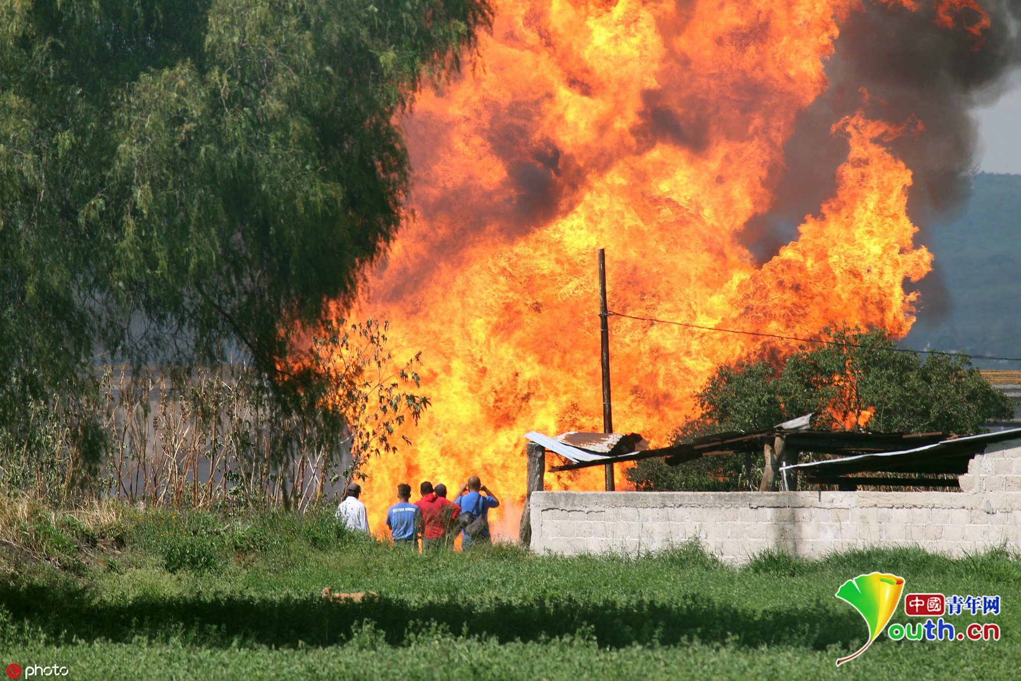 墨西哥国家石油公司原油管道发生爆炸火光冲天