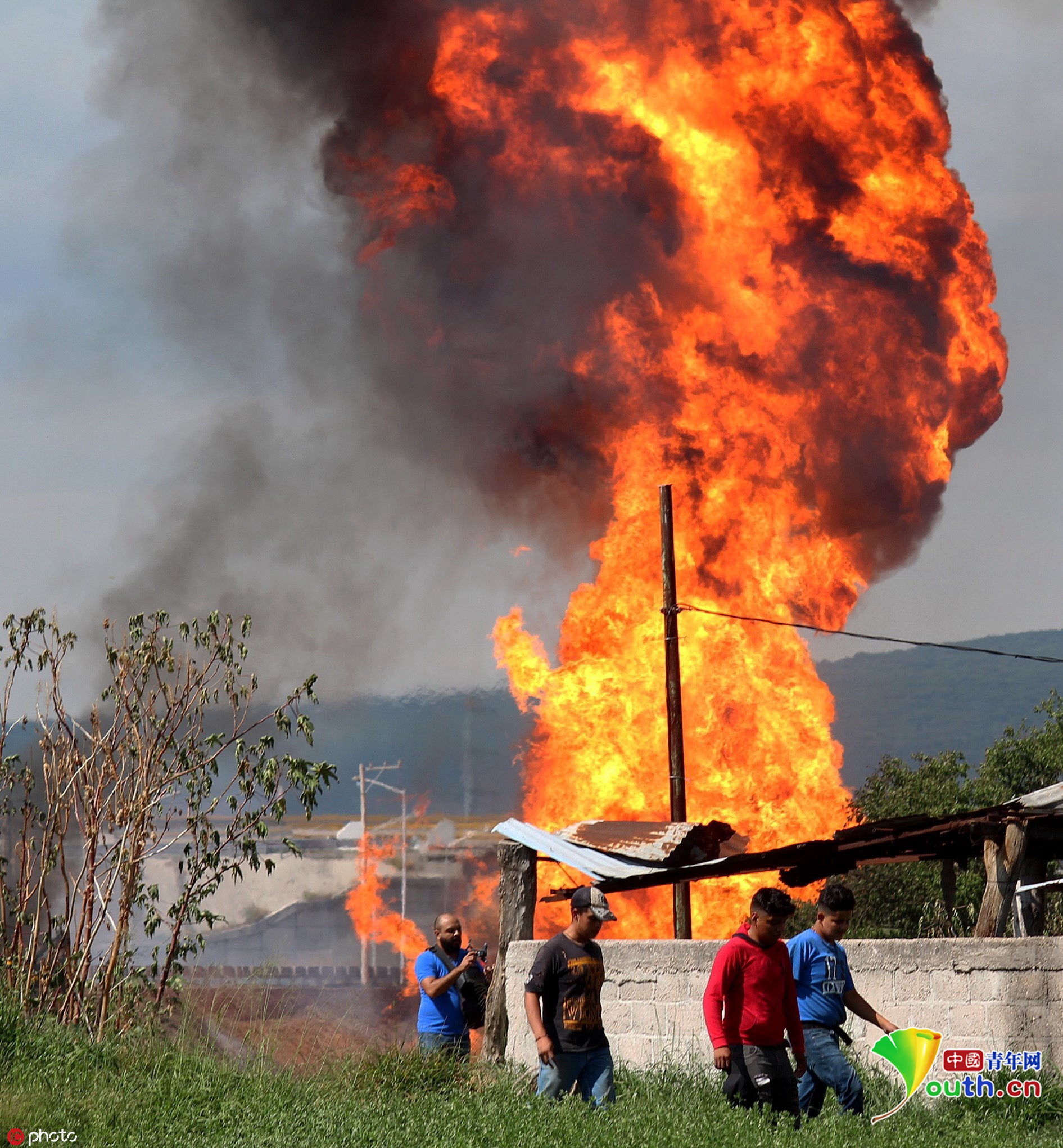 墨西哥国家石油公司原油管道发生爆炸火光冲天至少2人死亡