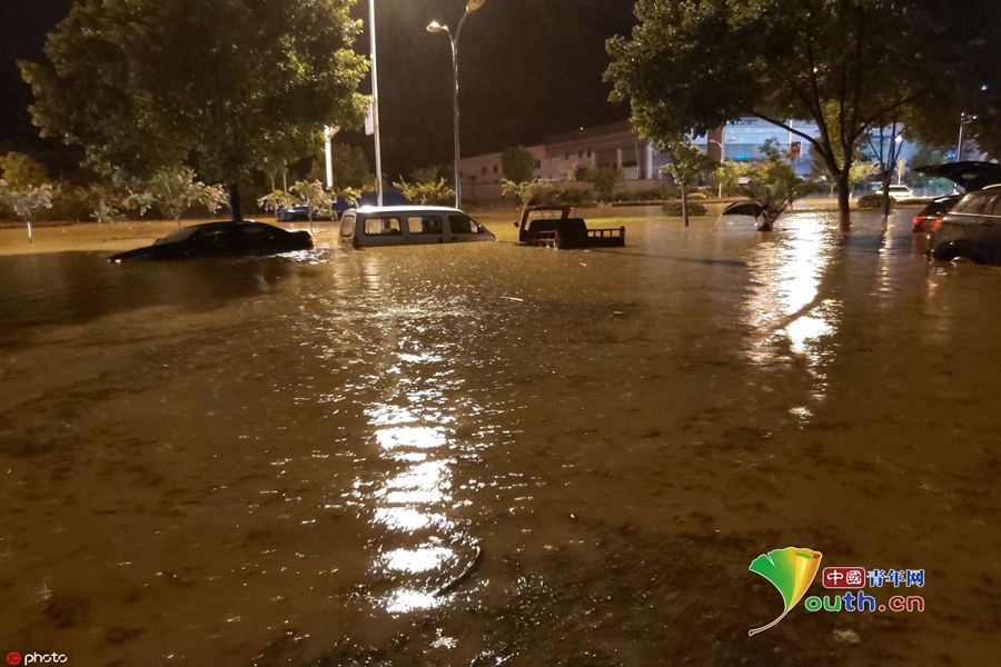 湖北宜昌夜里天降暴雨 街上积水没过行人半个身子