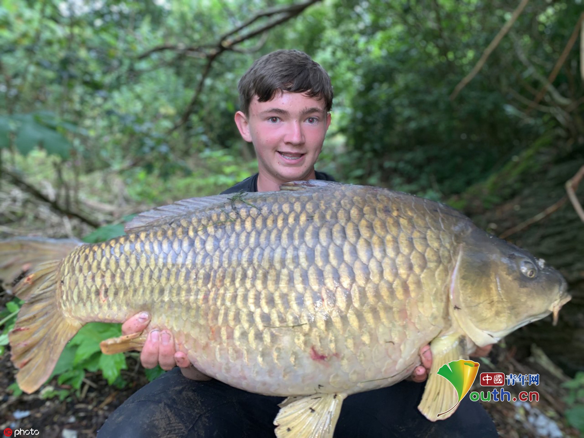 英国15岁男孩钓到24斤巨型鲤鱼 为近两个世纪最大