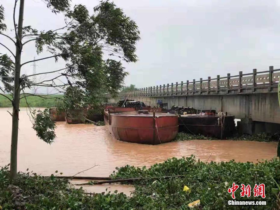 台风"韦帕"致河水上涨 广西上思四艘铁船被卡桥墩