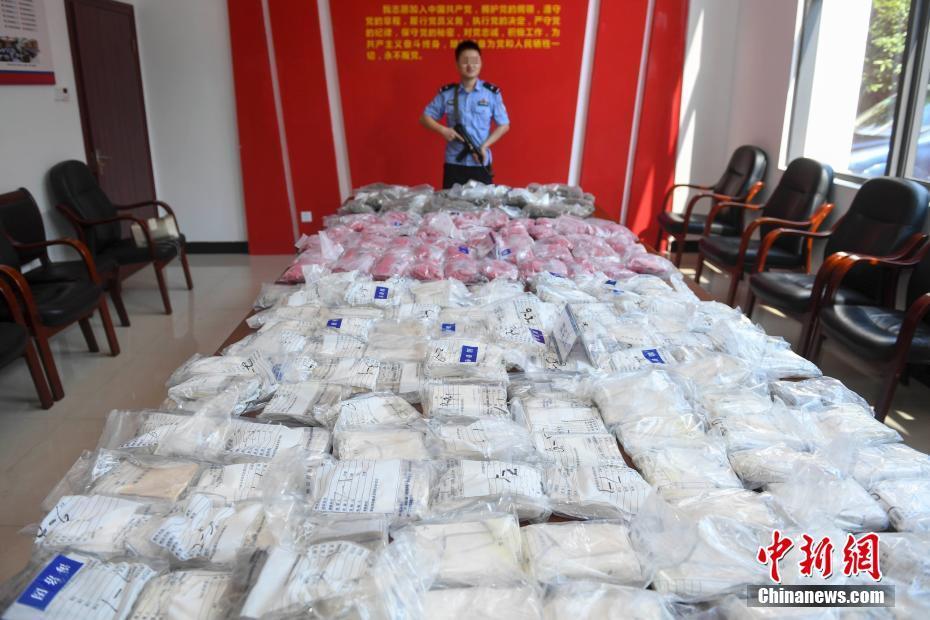 长沙公安通报禁毒工作 展示缴获的126.8公斤毒品